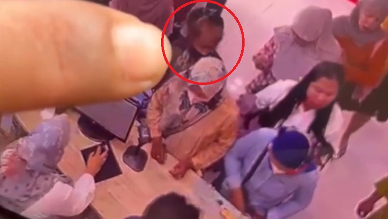 Viral, Nenek Nyopet di Toko Pakaian Jombang Terekam CCTV