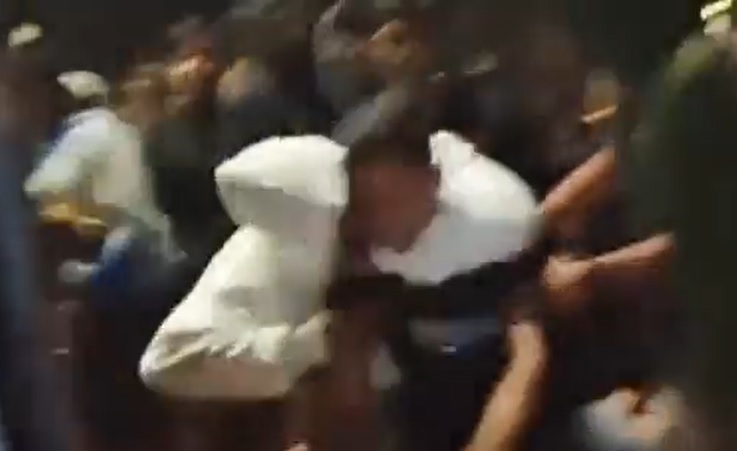 Potongan video pria berjaket putih menodongkan pistol kepada pejoki balap liar/metrotv