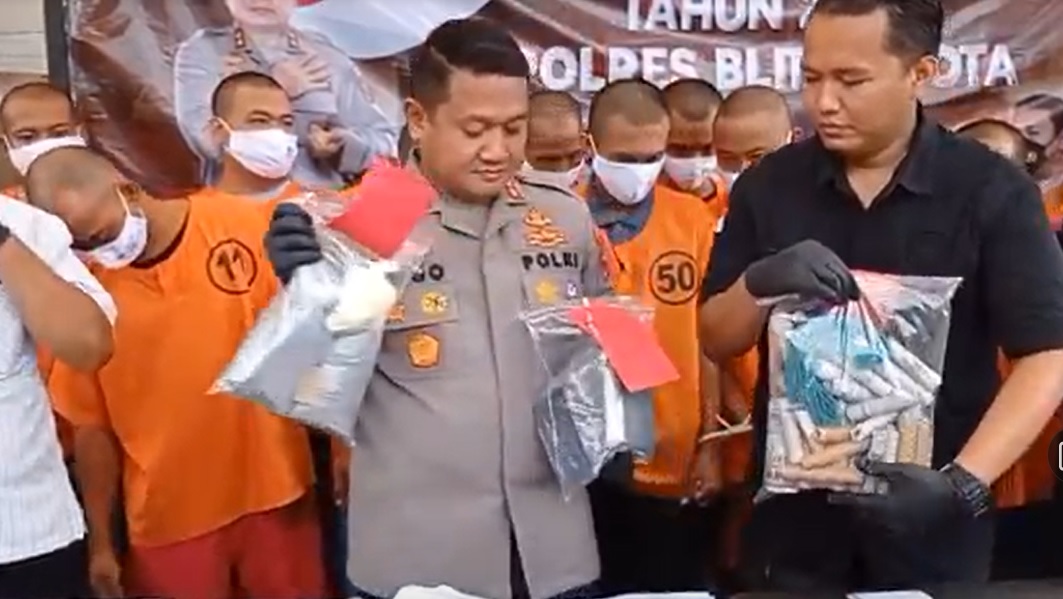 Polisi Gerebek Rumah Produksi Petasan di Blitar, Temukan 65 Kg Bubuk Mesiu