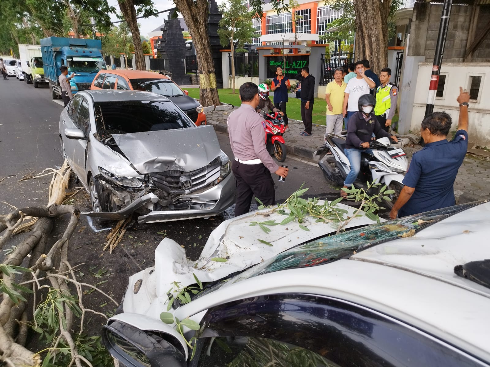 Bersama Wanita, Mobil Pengacara di Gresik Hantam Sedan Berpenumpang Balita