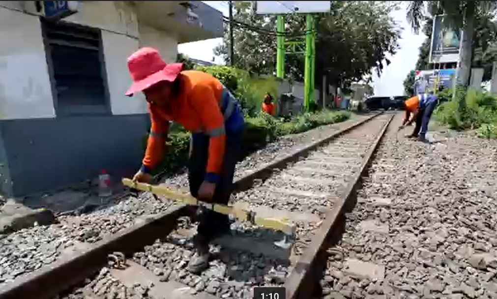 Daop 8 Surabaya melakukan perbaikan rel kereta api jelang mudik lebaran/metrotv