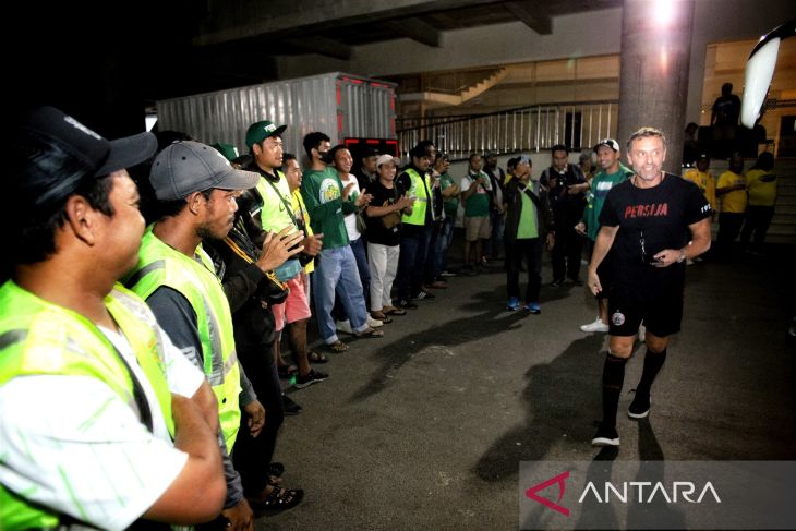 Bonek memberikan tepuk tangan saat pemain Persija tiba di Stadion Gelora Samdura Gresik/antara