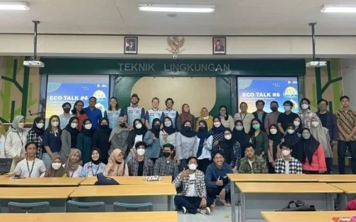 Manajer Senior Perencanaan dan Pengembangan PDAM Surya Sembada Palupi Wikandari usai kegiatan EcoTalk yang digelar di Teknik Lingkungan, Institut Teknologi Sepuluh Nopember (ITS) Surabaya belum lama ini. Foto: Antara