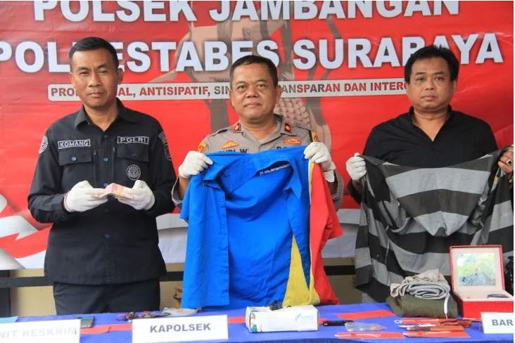 Kapolsek Jambangan Budi Waluyo memperlihatkan satu barang bukti seragam minimarket, Selasa (4/4/2023). Foto: ANTARA