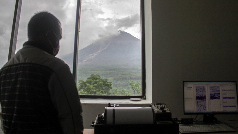 Gunung Semeru Luncurkan Lava Pijar 2.000 Meter