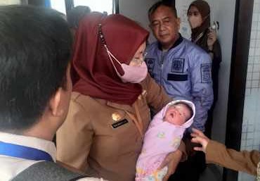 Bayi perempuan ditemukan di teras Madrasah Diyaurrahman (Foto / Istimewa)