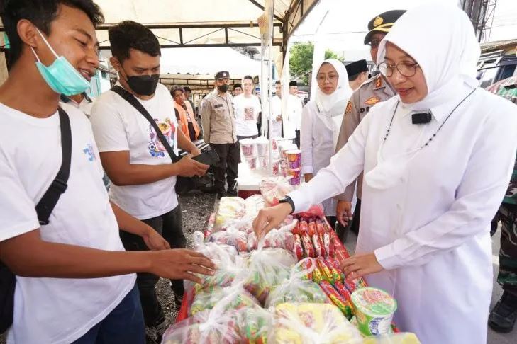 Bupati Banyuwangi Ipuk Fiestiandani saat memantau harga bahan pokok di Pasar Rogojampi. Foto: ANTARA.