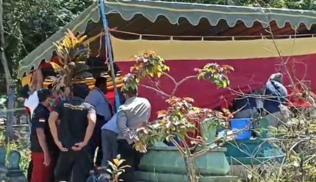 Polisi Bongkar Makam Bayi yang Meninggal Setelah Imunisasi