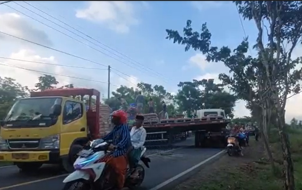 Truk tronton muatan ribuan semen melintang di jalan usai menabrak pohon/metrotv
