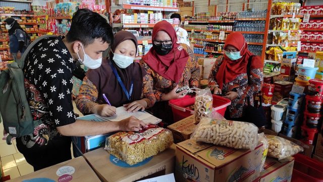 Petugas memeriksa sejumlah mamin di sejumlah toko di Kediri (Foto / istimewa)