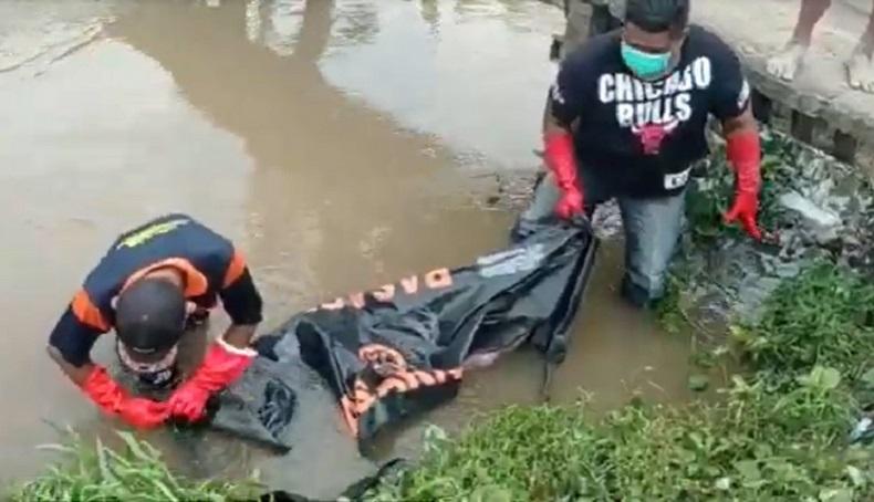 Evakuasi mayat perempuan di sungai Pelabuhan Pasuruan (Foto / Istimewa)