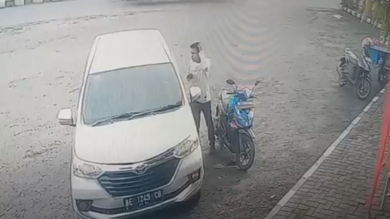 Pelaku pencurian terekam CCTV SPBU (Foto / Istimewa)