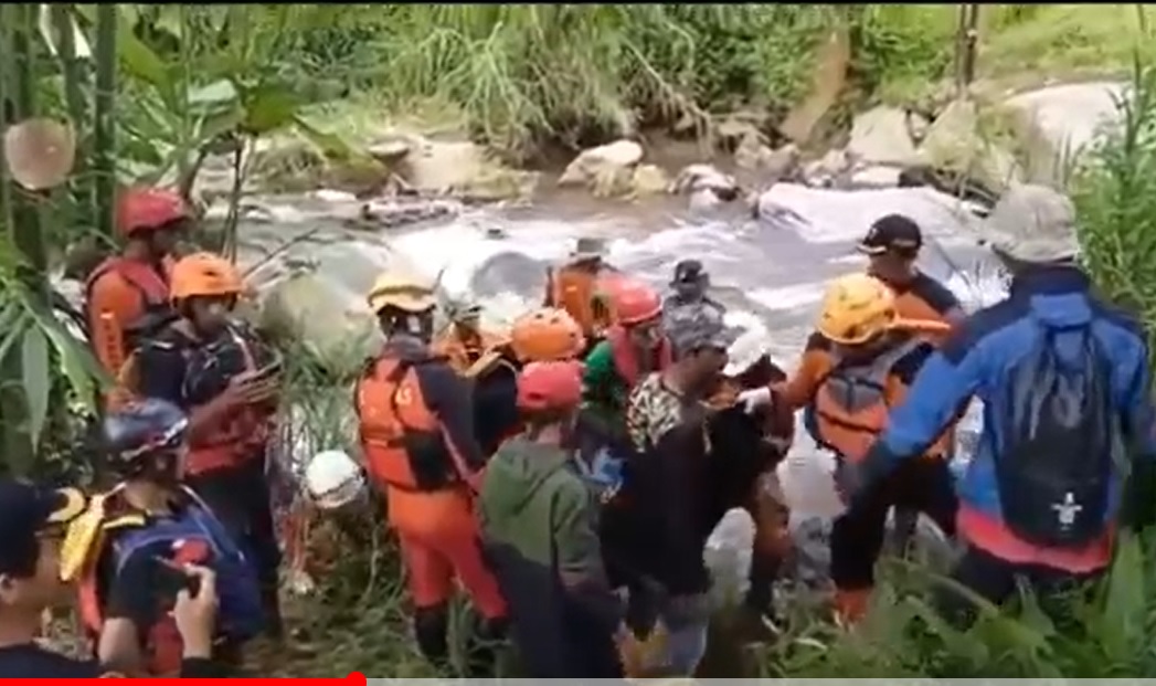 Tim SAR mengavakuasi jasad pencari bambu  yang hilang sejak lima hari lalu/metro