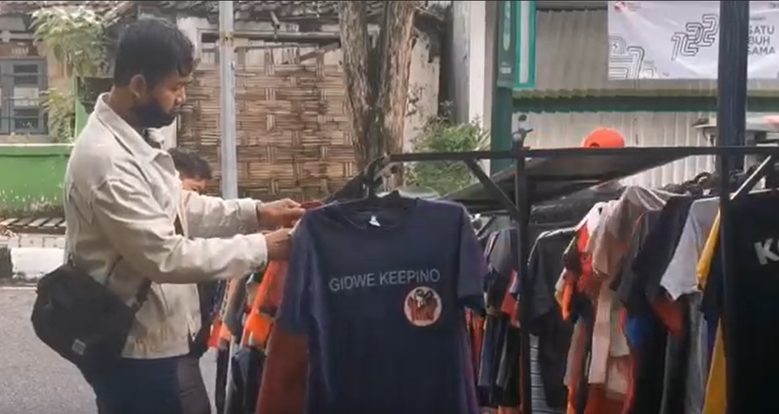 Tempat penjualan baju bekas impor di Sidoarjo masih ramai pembeli jelang lebaran/metrotv