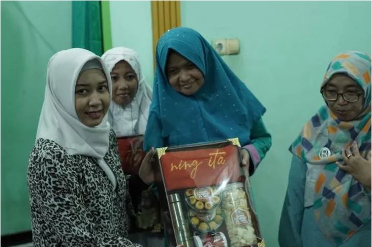 Wali Kota Mojokerto Ika Puspitasari (kiri) menyerahkan bantuan dalam kegiatan Safari Ramadhan di Musala Wakaf Mashur, Kelurahan Sentanan. Foto: ANTARA