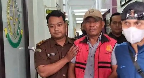 Tersangka Sugianto dikeler petugas ke Rutan Kejati Jatim (Foto / Istimewa)