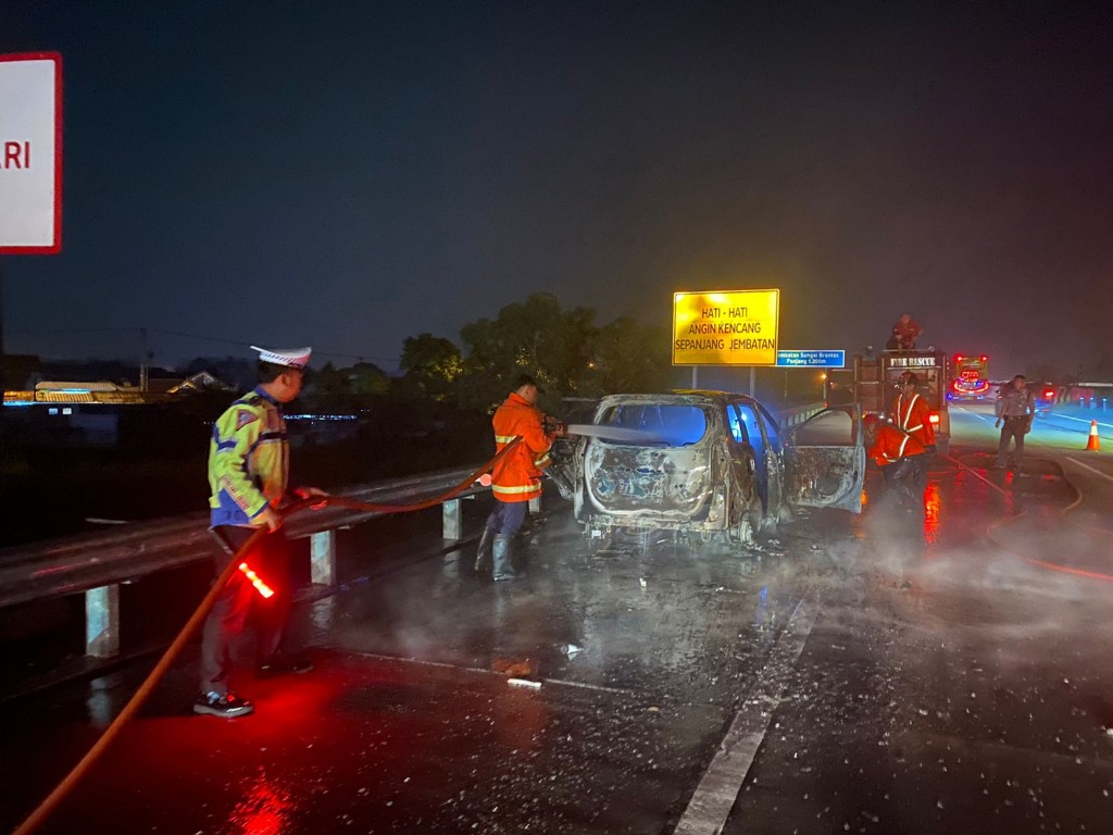 Sebuah minibus Toyota Avanza bernopol S 1691 AO ludes terbakar di tol Mojokerto-Jombang KM 706, Minggu, 16 April 2023.