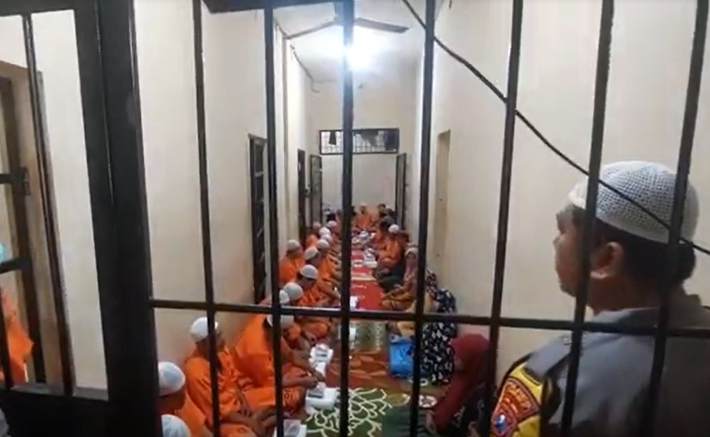 Mengharukan, Tahanan Polres Sumenep Boleh Buka Puasa Bersama Keluarga