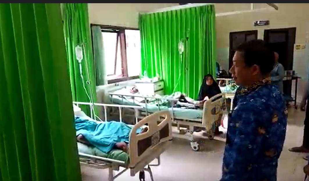 Dua santri mendapatkan perawatan di rumah sakit setelah terkena ledakan petasan/metrotv