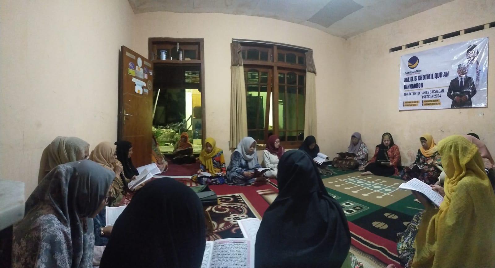 Para Bu Nyai di kompleks Pondok Pesantren Sidosermo dalam di acara Majelis Khotmil Quran Binnadhor bertepatan dengan malam 27 ramadan (Foto / Istimewa)