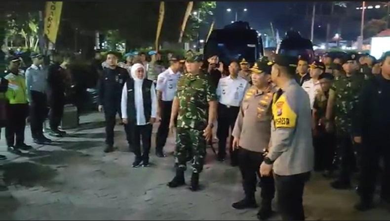 Kapolri dan Panglima TNI diampingi Gubernur serta Kapolda Jatim saat mengecek pemudik di Terminal Bungurasih (Foto / Istimewa)