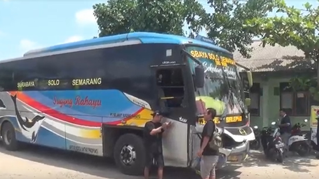 Bus Sugeng Rahayu menabrak mobil dan motor di Ngawi/metrotv