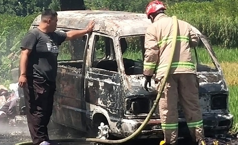 Petugas memadamkan api yang membakar minibus di Blitar (Foto / Istimewa)