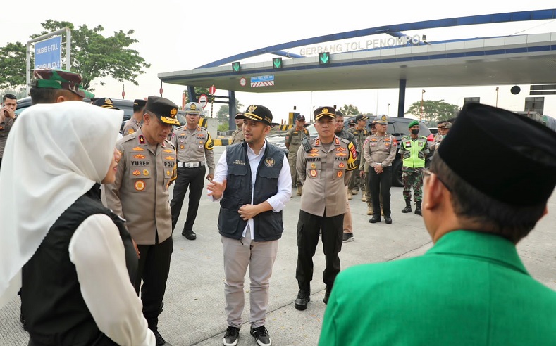 Wakil Gubernur Jatim, Emil Elestianto Dardak saat mengecek pos pantau di Mojokerto (Foto / Istimewa)