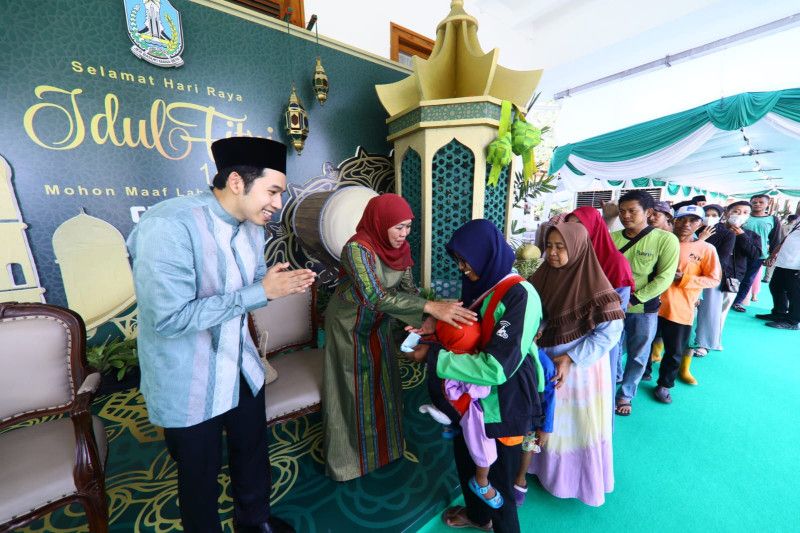 Gubernur Jawa Timur Khofifah Indar Parawansa mempersilakan warganya menikmati suasana Gedung Negara Grahadi di Kota Surabaya. Foto: Branda ANTARA