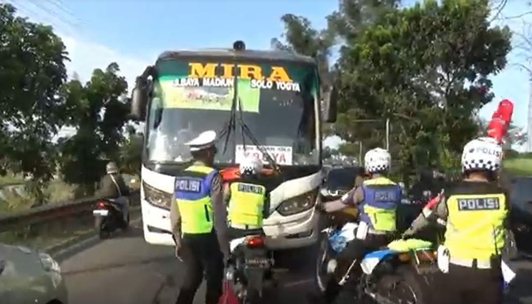 Polisi menghalau bus yang menerobos arus lalu lintas di Jombang/metrotv