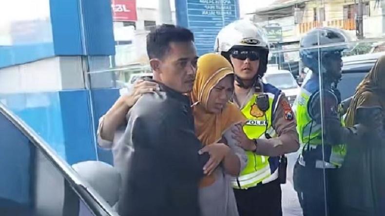 Tangkapan layar saat anggota Satlantas Polres Malang menyelamatkan ibu hamil yang hendak melahirkan setelah terjebak macet (Foto / Istimewa)