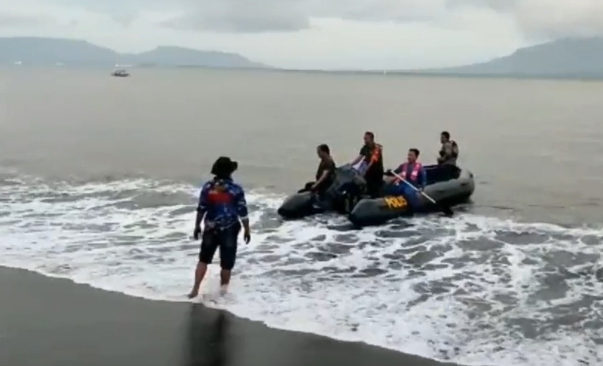 Proses pencarian korban tenggelam di Pantai Payangan, Jember (Foto / Istimewa)