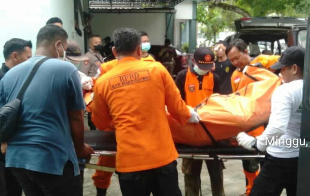 Petugas mengevakuasi kakek yang ditemukan tewas dalam tangki air (Foto / Istimewa)