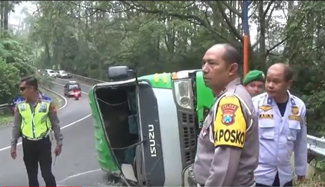 Kondisi minibus yang terguling di jalur  menuju wisata Telaga Sarangan Magetan/metrotv