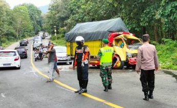 Petugas mengevakuasi truk agar tak menggangu arus balik/ist