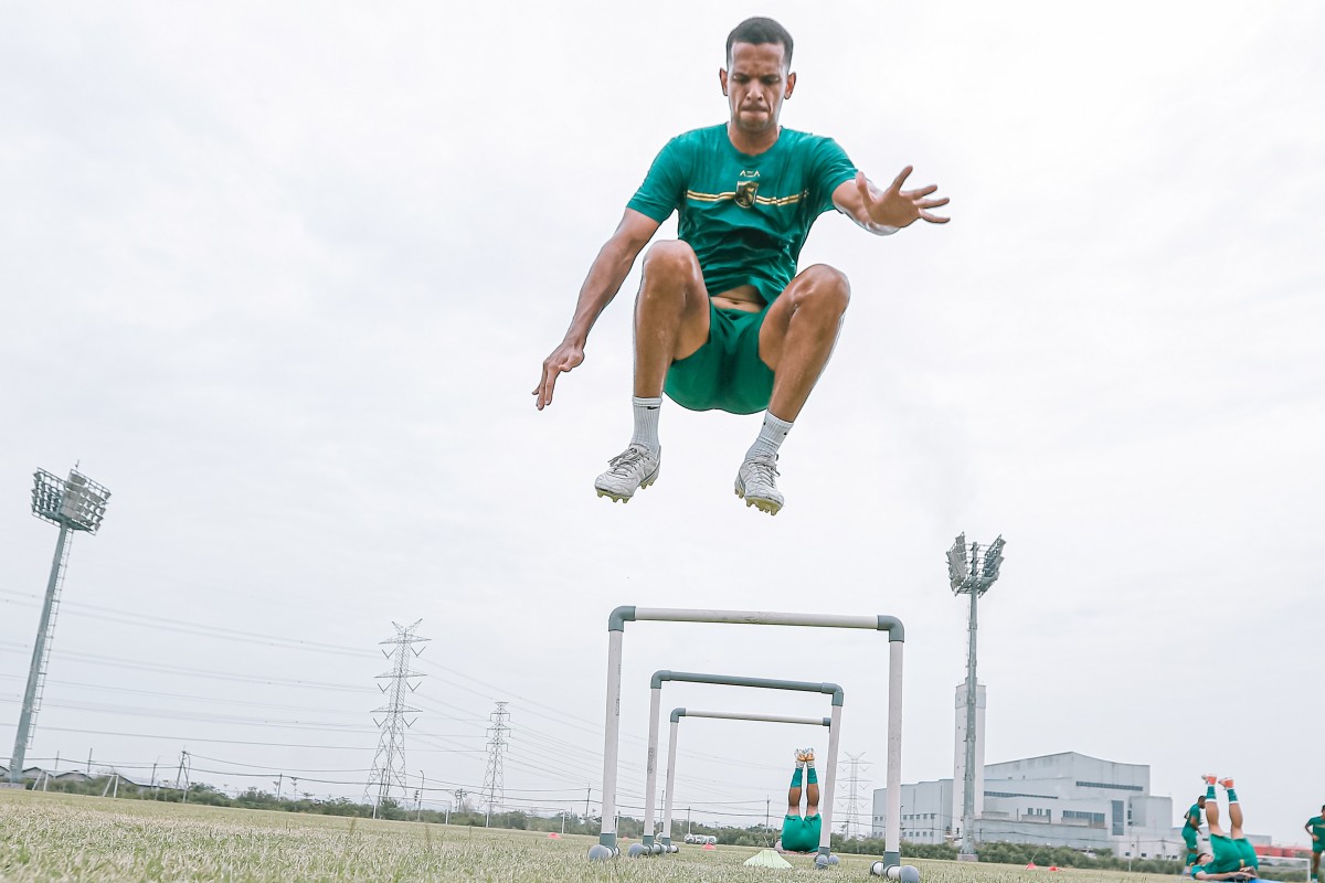 Leo Lelis menjalani menu latihan strength. (Persebaya)