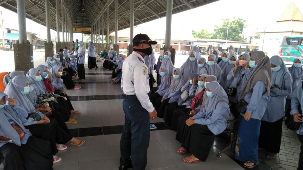 Sejumlah santri kembali ke pondok pesantren setelah merayakan lebaran (Foto / Istimewa) 