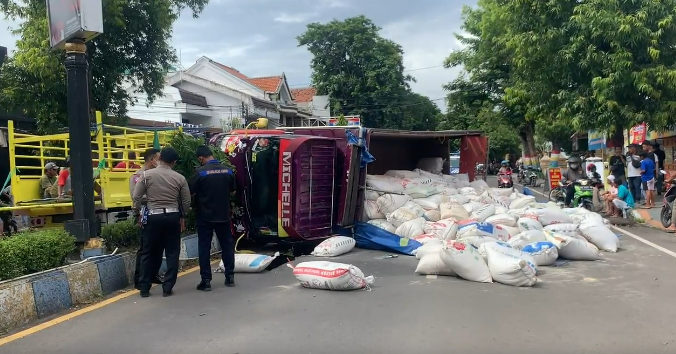 Truk bermuatan pupuk terguling dan timpa pemotor (Foto / Istimewa)