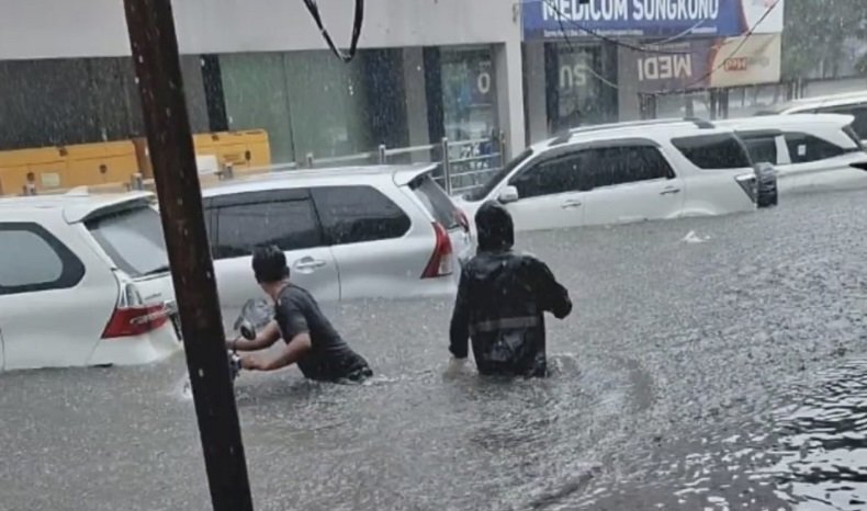 Salah satu titik banjir di Jalan Mayjend Sungkono, Surabaya (Foto / Istimewa)