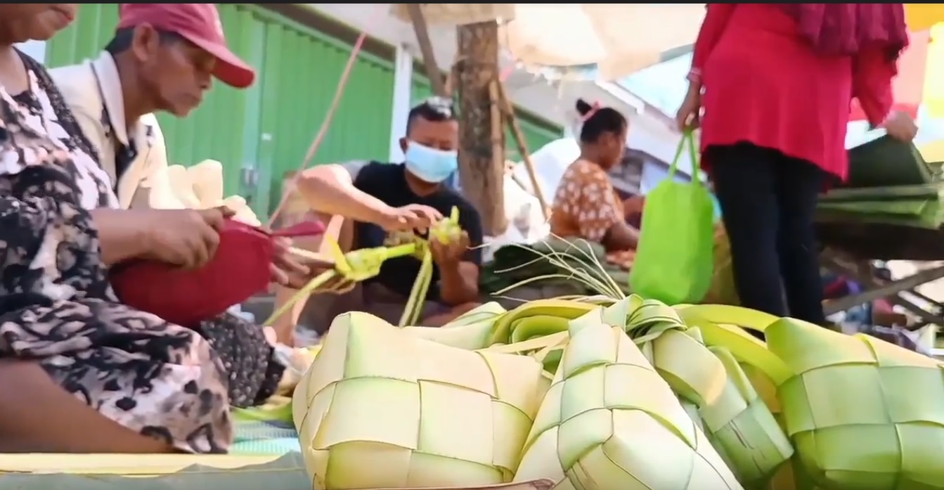 Penjual janur dan ketupat Kota Pasuruan kebanjiran pesanan jelang lebaran ketupat (Foto / Metro TV)