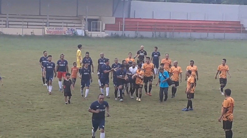 Salah satu pemain dievakuasi setelah terkapar tak sadarkan diri di tengah lapangan (Foto / Istimewa)