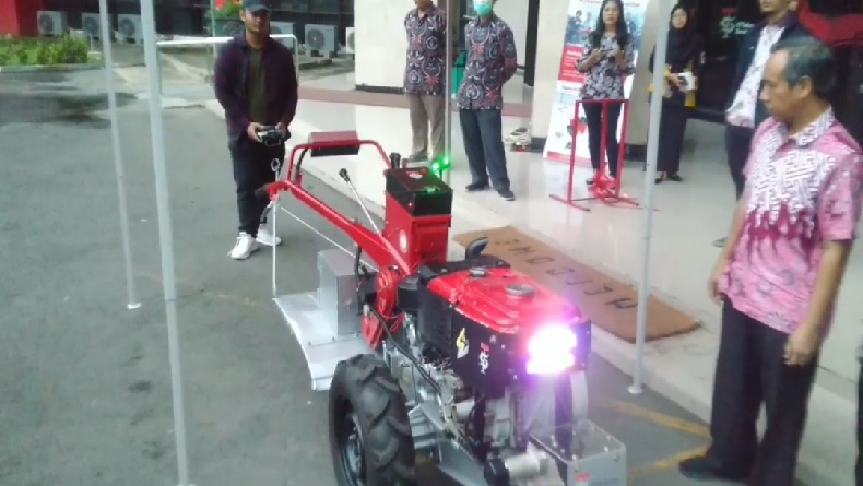 Penampakan traktor tanpa awak yang dikembangkan ITS (Foto / Istimewa)