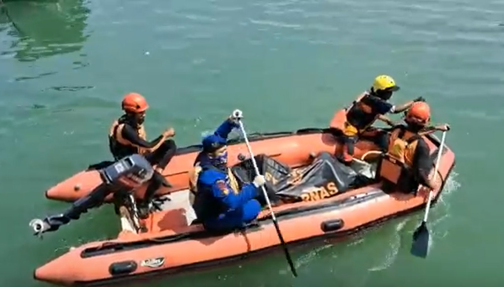Tim Sar mengevakuasi jasad pemancing yang terjatuh dari tebing/metrotv