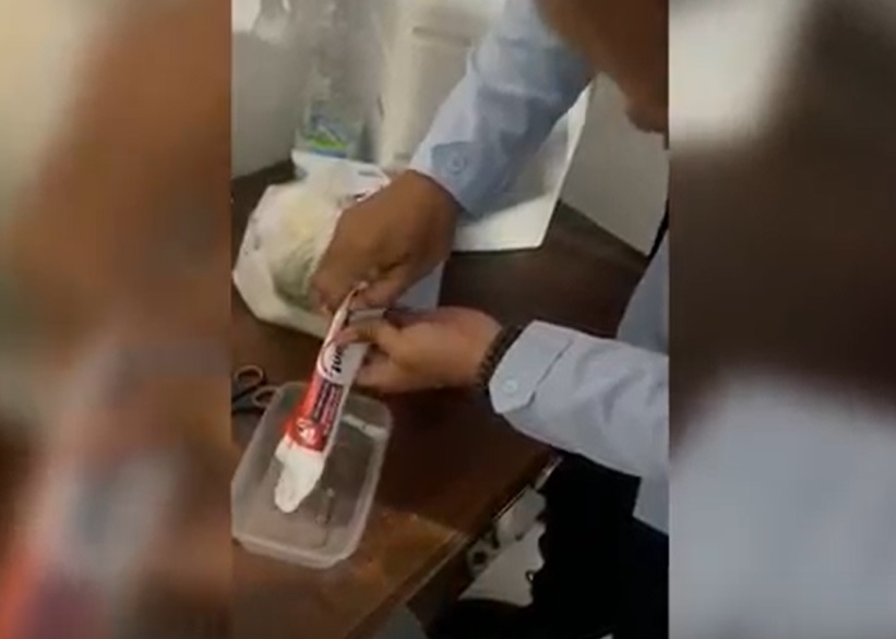 Petugas membongkar pasta gigi berisi sabu-sabu/metrotv
