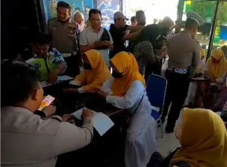 Petugas Satlantas Poltres Sumenep menilang puluhan emak-emak yang konvoi tanpa menggunakan helm (Foto / Istimewa)