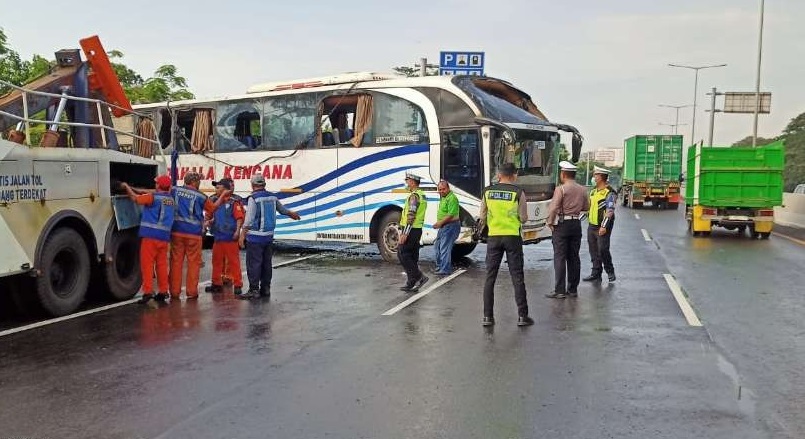 Bus Pahala Kencana terguling di Ruas Tol Surabaya-Sidoarjo KM 725/A, Kamis pagi, 4 Mei 2023/ist
