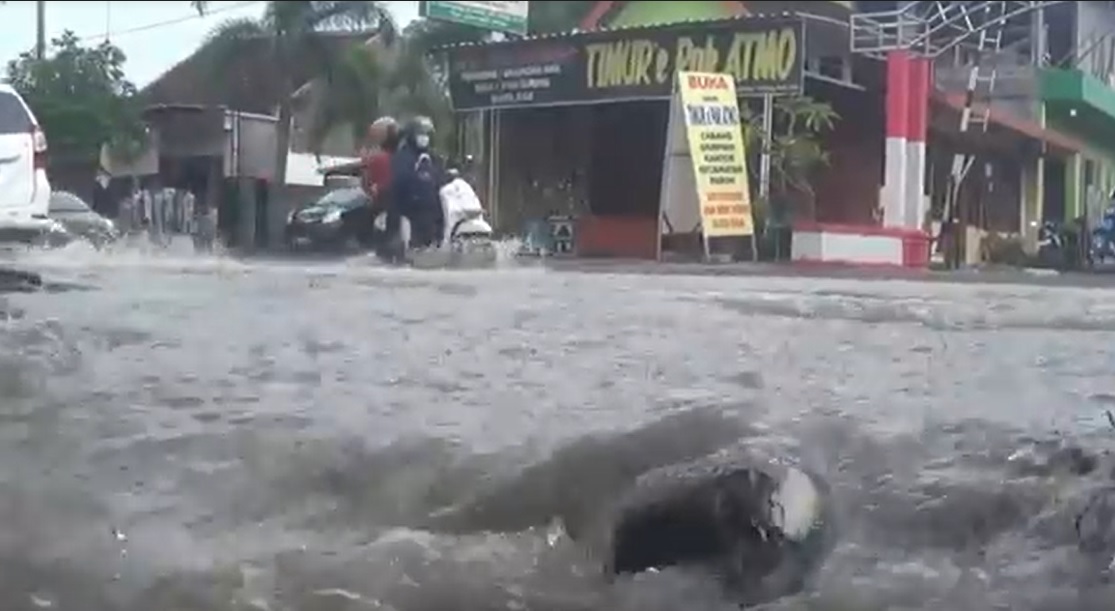Banjir mengenangi jalan menuju Kota Ngawi/metrotv