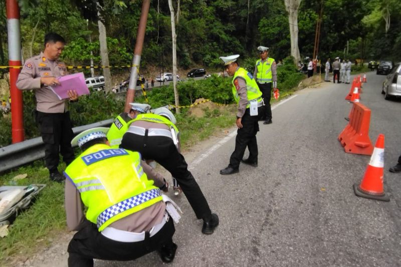 Polisi melakukan olah TKP di lokasi kecelakaan/ist