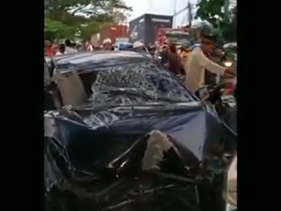 Kondisi mobil setelah menabrak truk dan motor di Pasuruan/metrotv