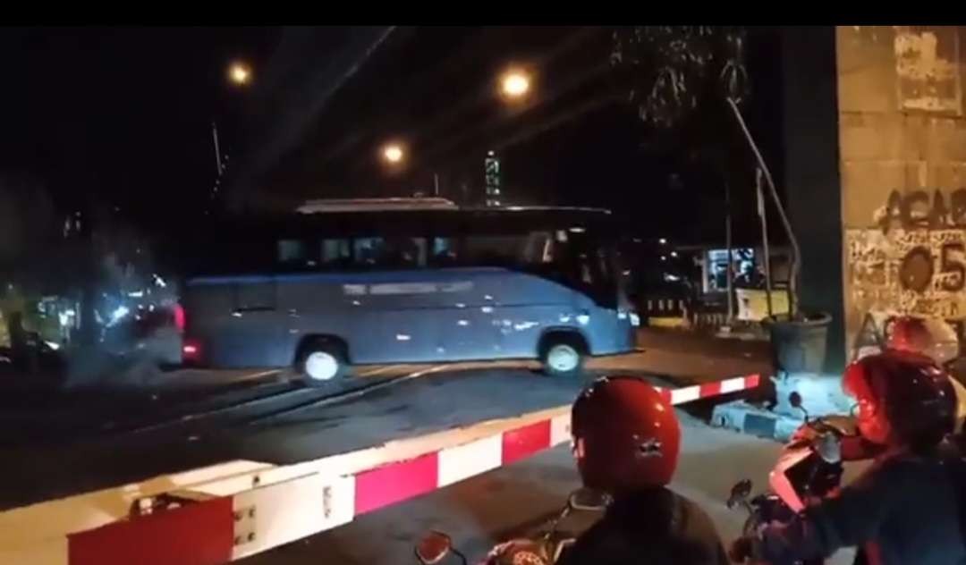 Bus TNI AL yang menerobos lintasan KA di Malang/ist